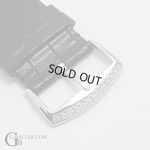 バックル部分にもダイヤが留められております。