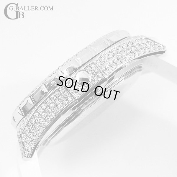 ラグケースの全面にダイヤが留められたパヴェダイヤモデルです。