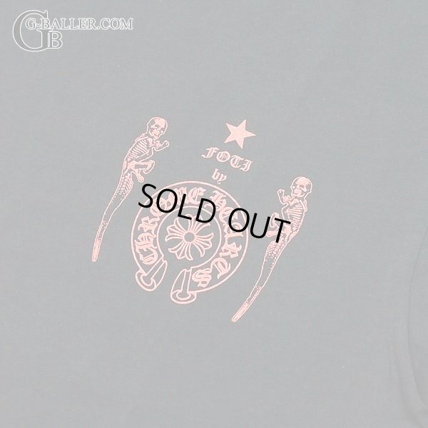 フォティ ジャービスのプリントが胸元に御座います。