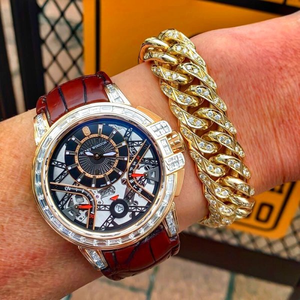 高級時計との重ね付けも人気です。