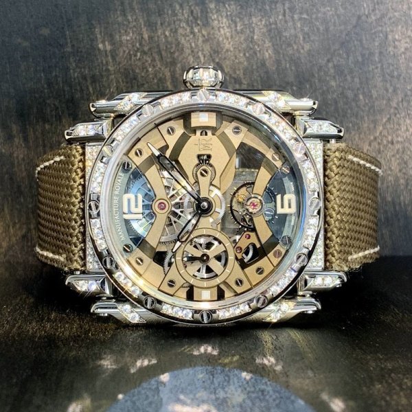 スケルトンダイヤルとダイヤがお洒落な仕上がり