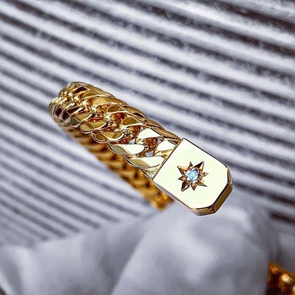 高品質の天然ダイヤを使用してます。