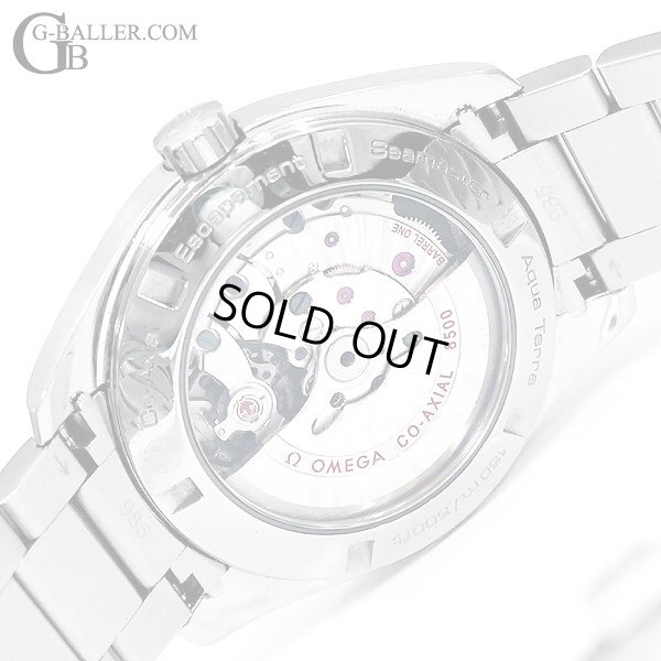 バックスケルトンから覗けるムーブメント部分