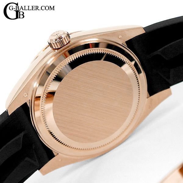 裏蓋のヘアラインも綺麗です。