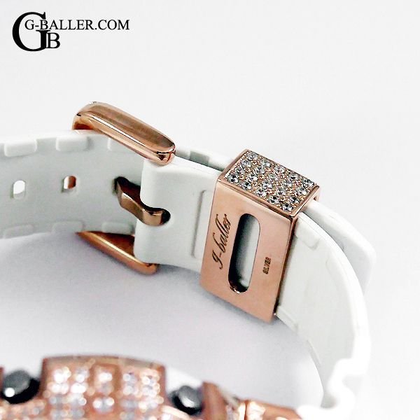 ベルトバックルやベルトループのカスタムパーツも装着してます。