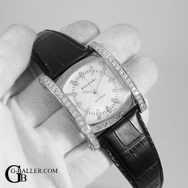 文字盤には40ポイントのダイヤが留められております。