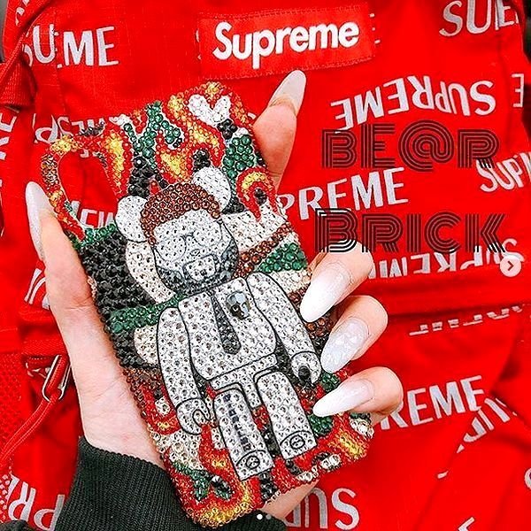 人気のベアブリックをデザインしたスマホデコケースです。お客様のご希望のデコオーダーをお受け致します。