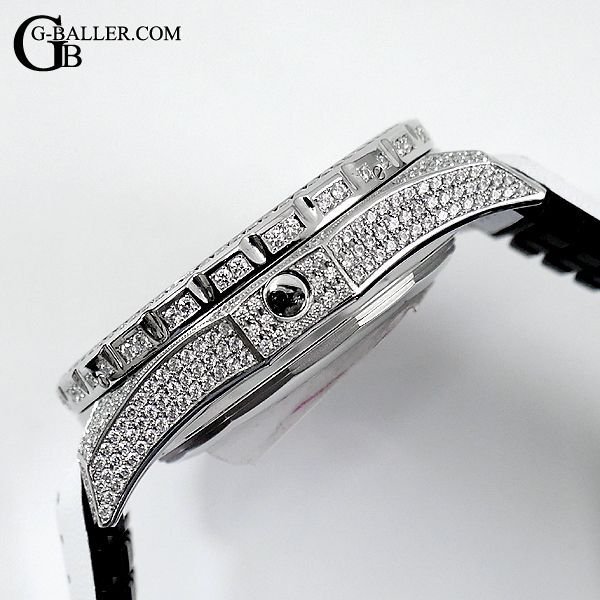 ベゼル、ケース、ラグ全てダイヤのフルダイヤモンドカスタムです。