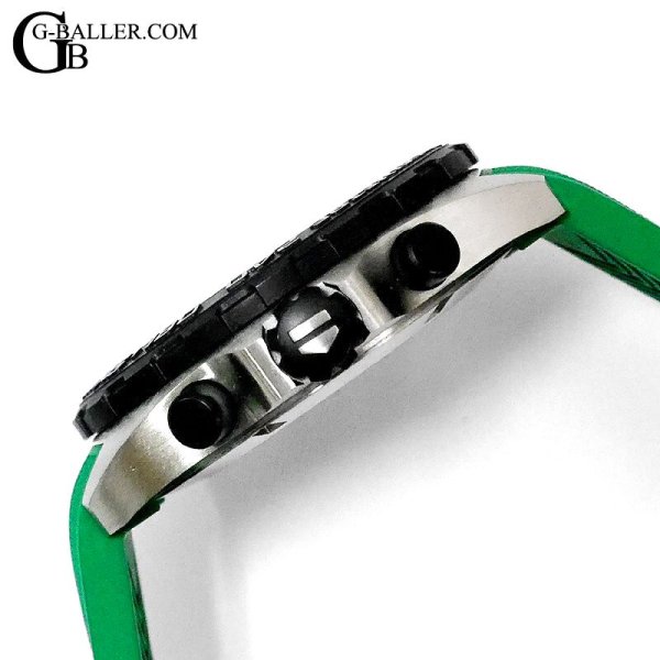 リューズ、ボタン類も傷の無い美品です。