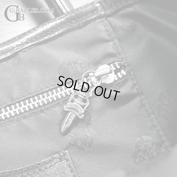 定番のダガーファスナーも付いてます。