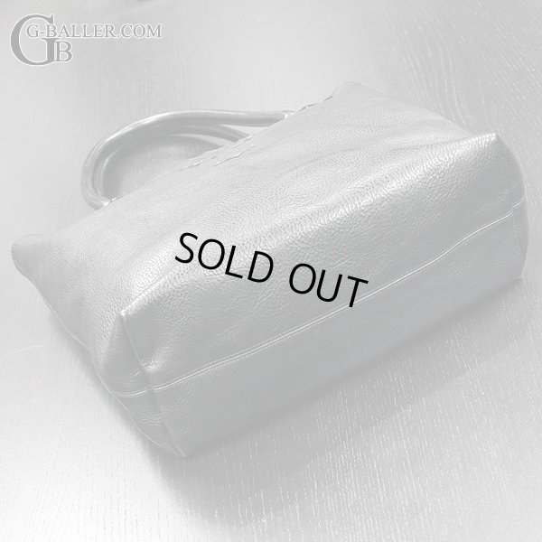 レザートートの裏面も綺麗な状態です。