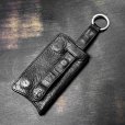 画像2: CHROME HEARTS クロムハーツ レザーキーケース ブラック ヘビーレザー クロスボタン | W2-250819 (2)