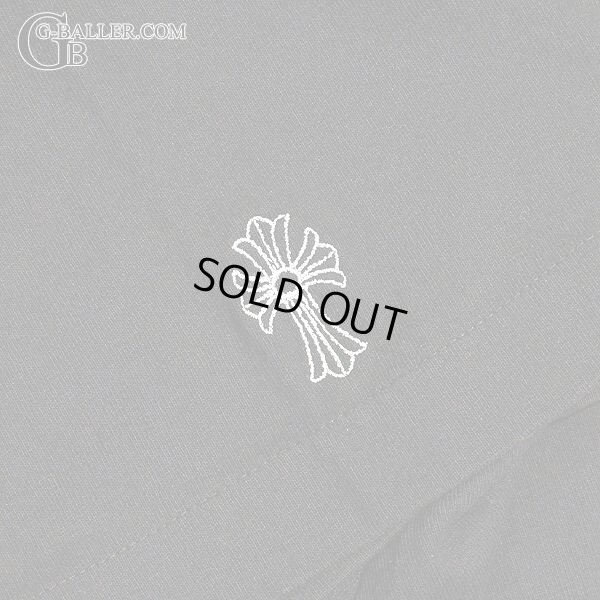 袖にはCHクロスの刺繍デザイン