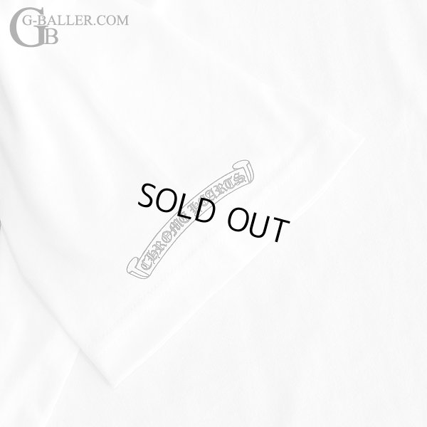 袖にもクロムハーツのラベルロゴがプリント