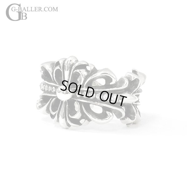 両サイドにダイヤモンドが留められたパヴェダイヤモデル