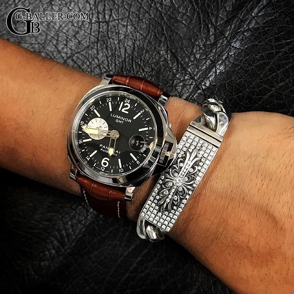 ブランド時計との相性も良いオススメアイテム。