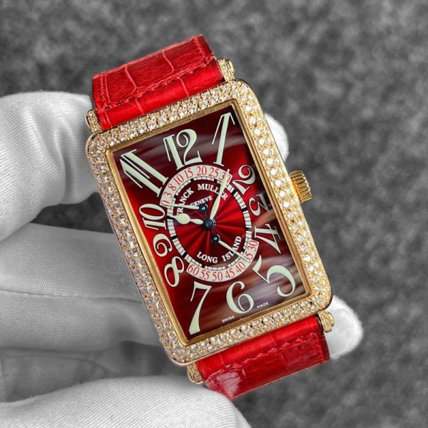 ピンクゴールドケースの全面にダイヤ加工を致します。