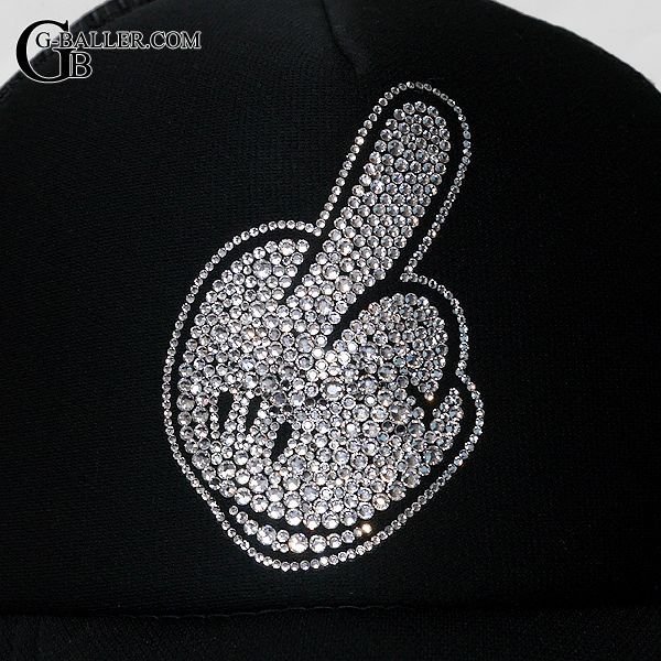 ロゴの周りを更にスワロで枠組みしたこだわりのスワロキャップ