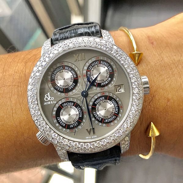 厚みのあるケースとダイヤモンドが非常に高級感のあるオススメモデル