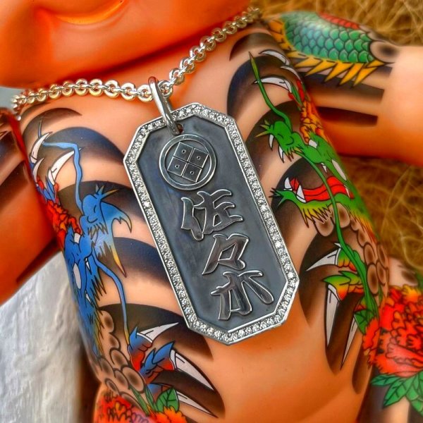 家紋と名前を入れ千住札にダイヤモンドもセッティング致します。