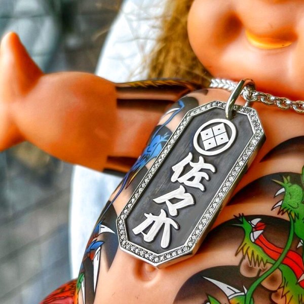 コチラはシルバー製の喧嘩札にダイヤもセッティングした仕様です。