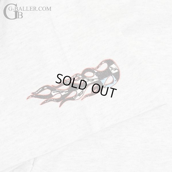 袖にはファイヤーパターンのプリントデザイン