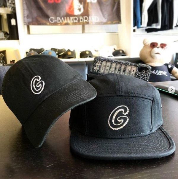 POPなロゴが メンズ レディースに オススメの スワロキャップ です