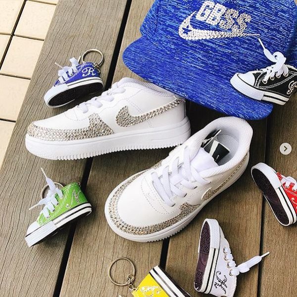 スニーカーデコ ベース変更 スワロカラー変更 承ります