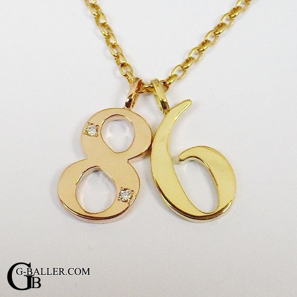 ナンバーペンダントの重ね付けも大変人気が御座います。