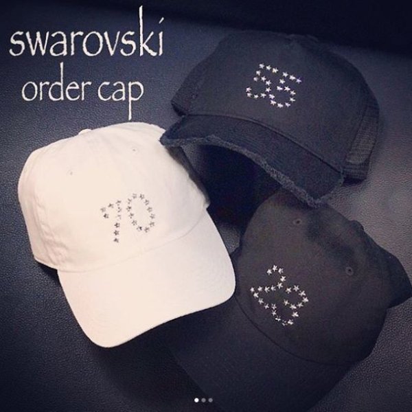 お好きな数字を選べる デコオーダー のスワロナンバーキャップ です。