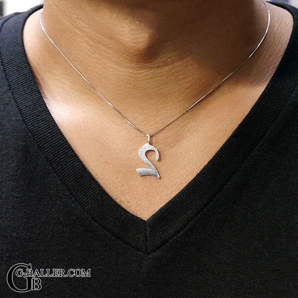 ナンバー2ペンダント着用例