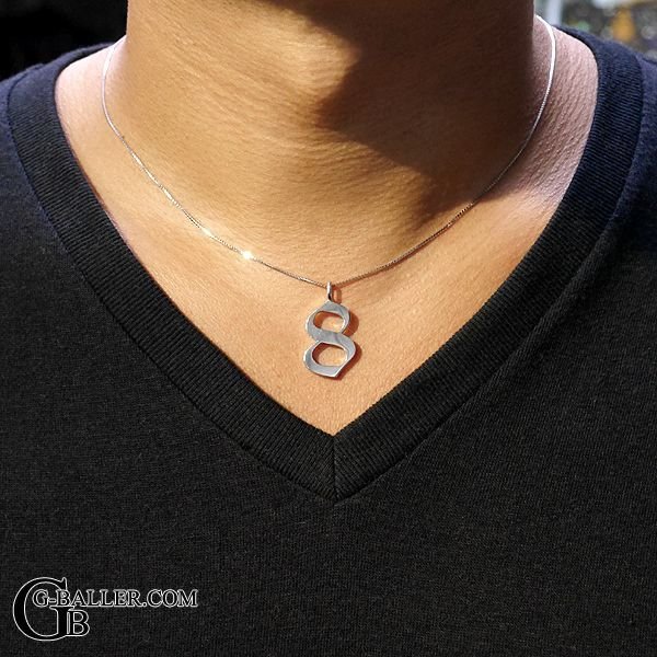 ナンバー8ペンダント着用例