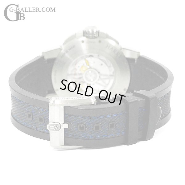 ネイビーカラーのストラップ