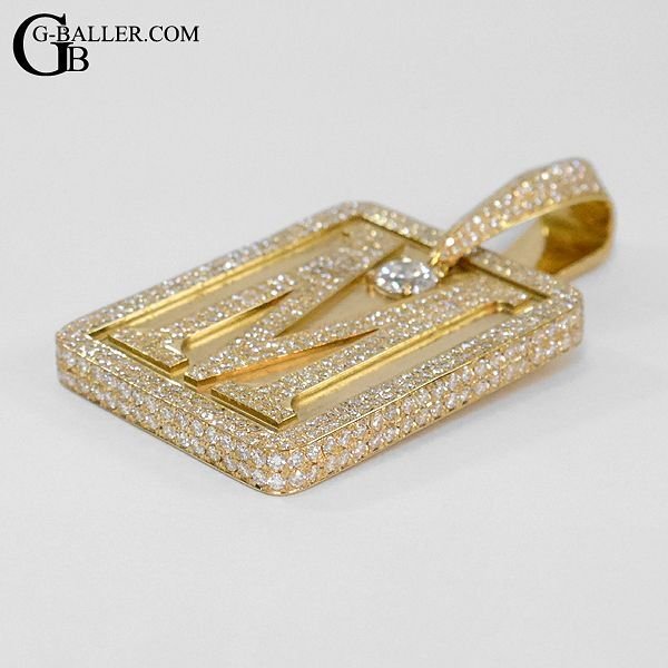 厚さ約5mmの側面にもダイヤをセッティングしたパヴェダイヤです。