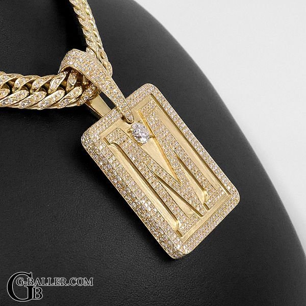 イニシャルのMをデザインしたIcedジュエリーです。