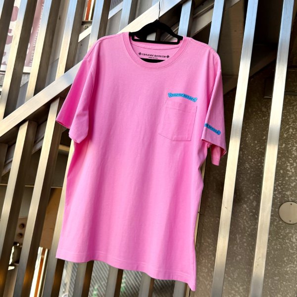 画像2: 【海外限定 / 希少XLサイズ】CHROME HEARTS クロムハーツ ブルー スクロールラベル ピンク Tシャツ  | 250728