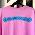 画像3: 【海外限定 / 希少XLサイズ】CHROME HEARTS クロムハーツ ブルー スクロールラベル ピンク Tシャツ  | 250728