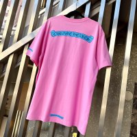 【海外限定 / 希少XLサイズ】CHROME HEARTS クロムハーツ ブルー スクロールラベル ピンク Tシャツ  | 250728