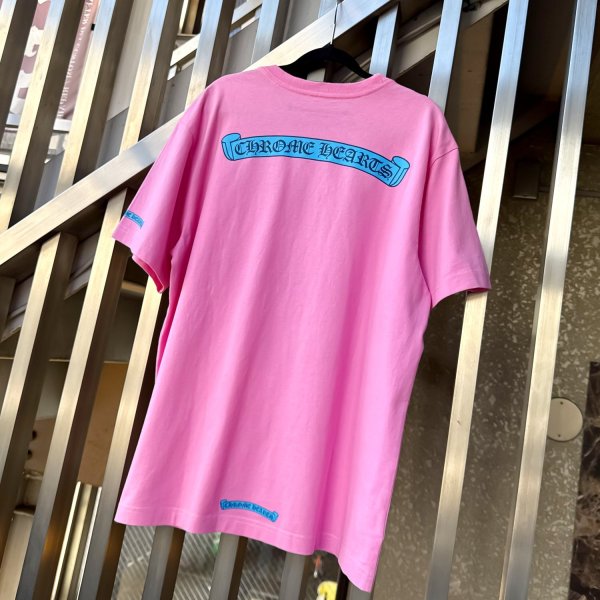 画像1: 【海外限定 / 希少XLサイズ】CHROME HEARTS クロムハーツ ブルー スクロールラベル ピンク Tシャツ  | 250728