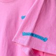 画像4: 【海外限定 / 希少XLサイズ】CHROME HEARTS クロムハーツ ブルー スクロールラベル ピンク Tシャツ  | 250728