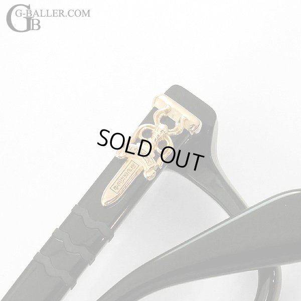 テンプルにデザインされたダガーモチーフ