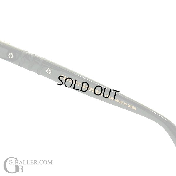 テンプル裏にはCHROME HEARTSのロゴが有ります。