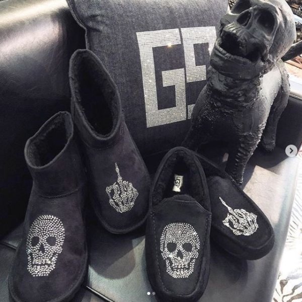 UGG スワロデコ スカル FUCK