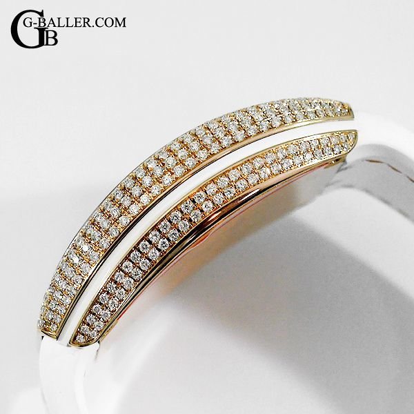 ケース全面にダイヤモンドが敷き詰められております。