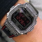 ＤＷ5600の限定モデルをベースに、ブラックカーフレザーベルトをカスタムした人気腕時計となります。
