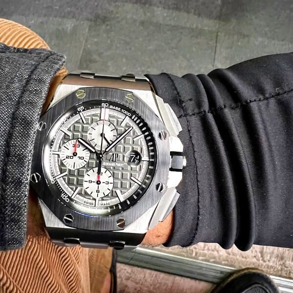 44mmケースのラグジュアリースポーツウォッチ