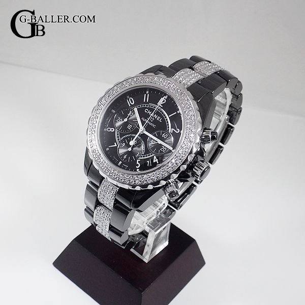 ブラックセラミックの中でダイヤモンドが映えます。