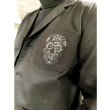 胸元ポケットにはスワロフスキーを使用したメキシカンスカルロゴがデザイン。